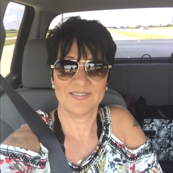 Hi. I’m Kelly B! I love Poshmark💗🛍 - Picture 1 of 2